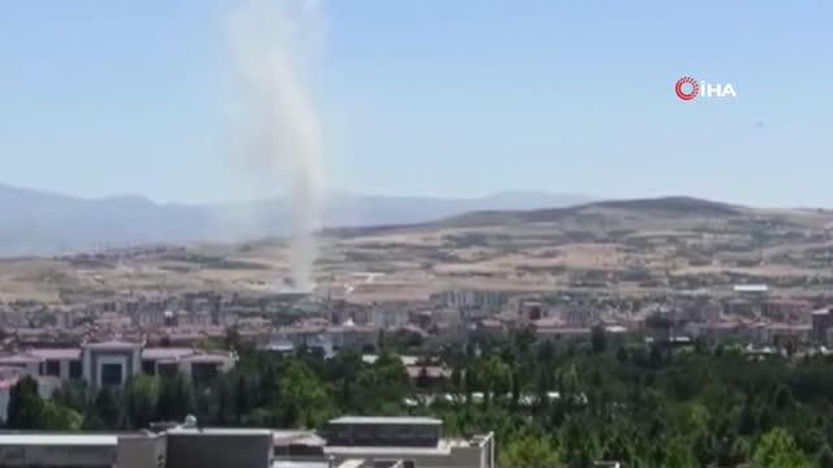 Elazığ'da metrelerce yüksekliğe ulaşan hortum vatandaşları korkuttu