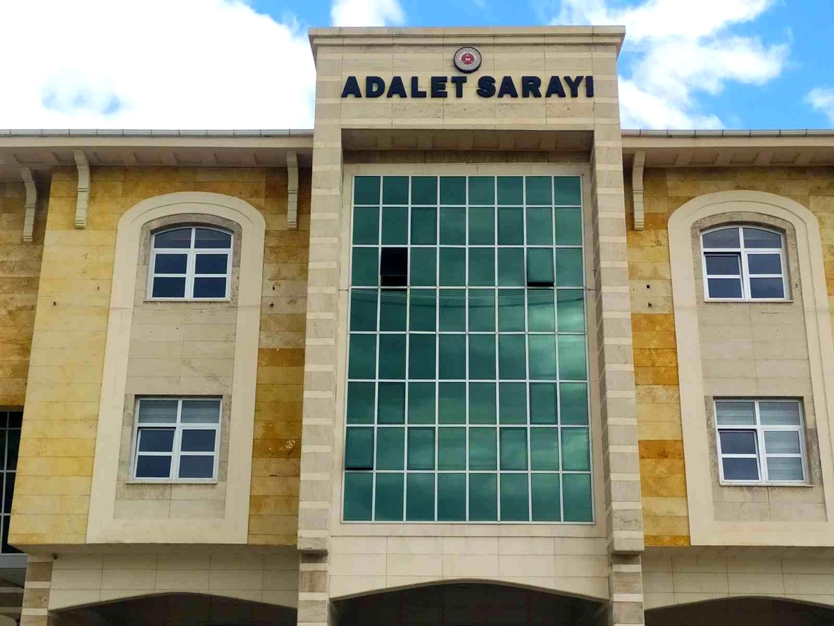 Uşak\'ta kaldırımda otururken otomobilin çarptığı 2 kadın yaralandı