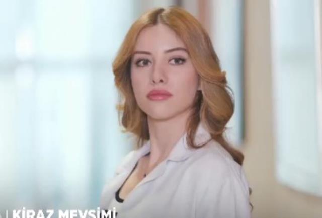 Gamze Özçelik'in kendisine ikizi kadar benzeyen kardeşini görenler şaşkınlığını gizleyemiyor