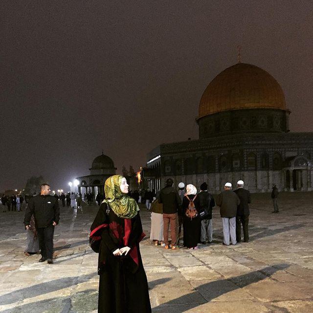 Gamze Özçelik'in kendisine ikizi kadar benzeyen kardeşini görenler şaşkınlığını gizleyemiyor