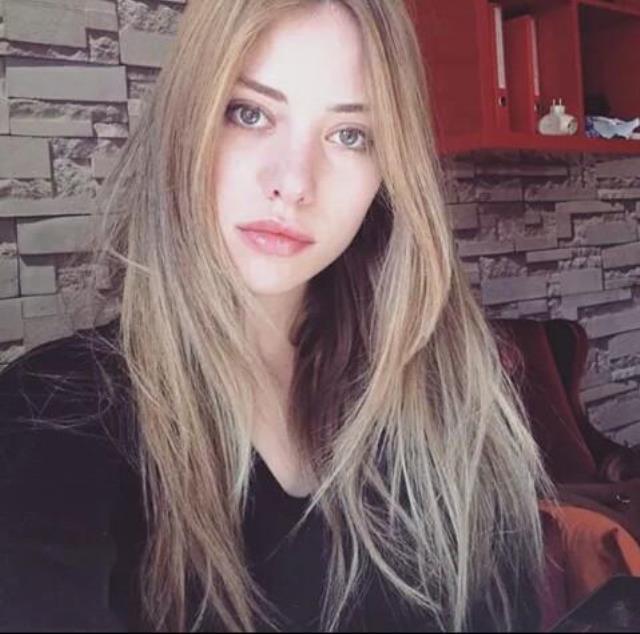 Gamze Özçelik'in kendisine ikizi kadar benzeyen kardeşini görenler şaşkınlığını gizleyemiyor