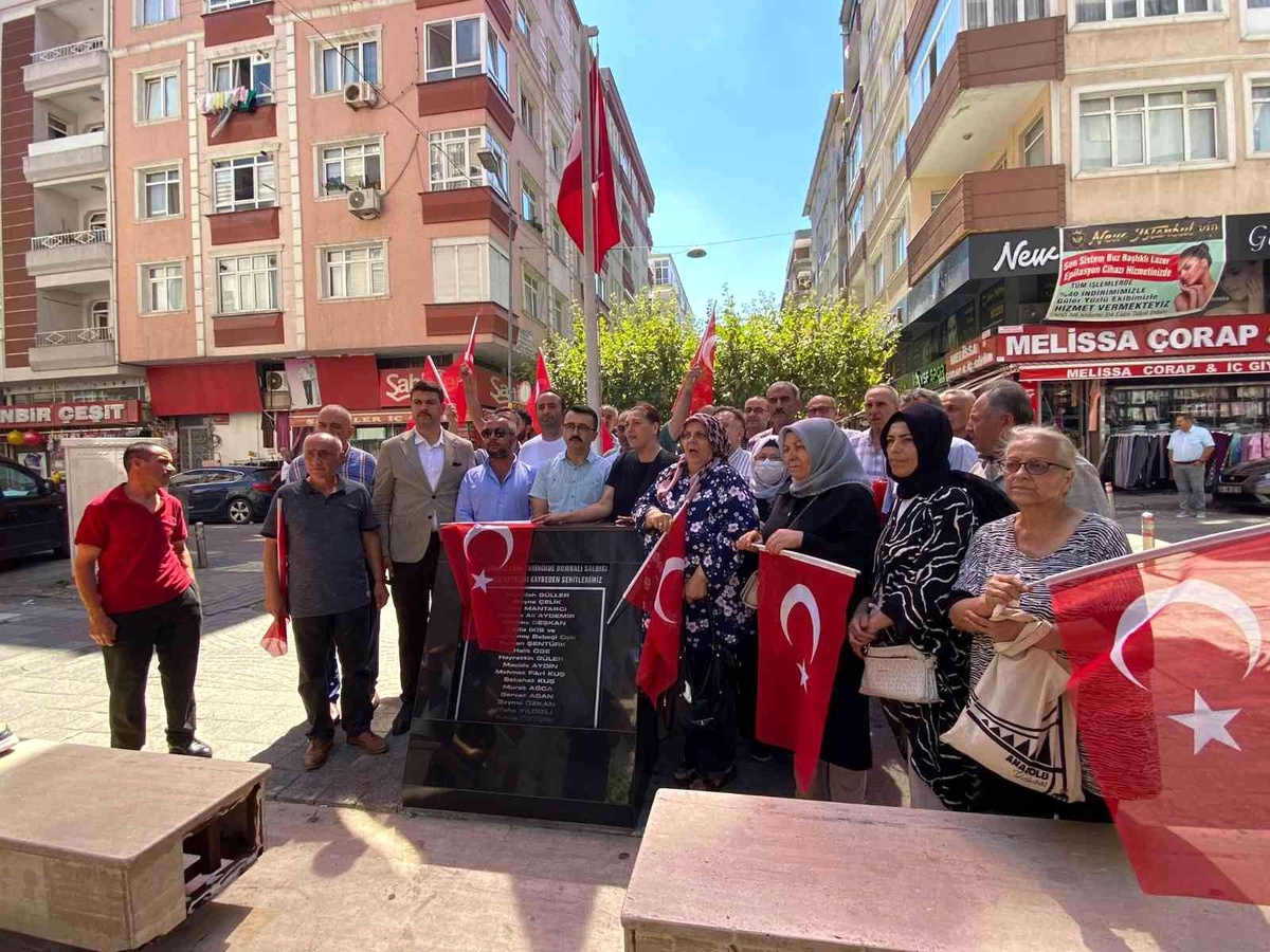 Güngören\'deki patlamanın zanlısı etkisiz hale getirilince, mağdur yakınları bayraklarla olay yerinde toplandı