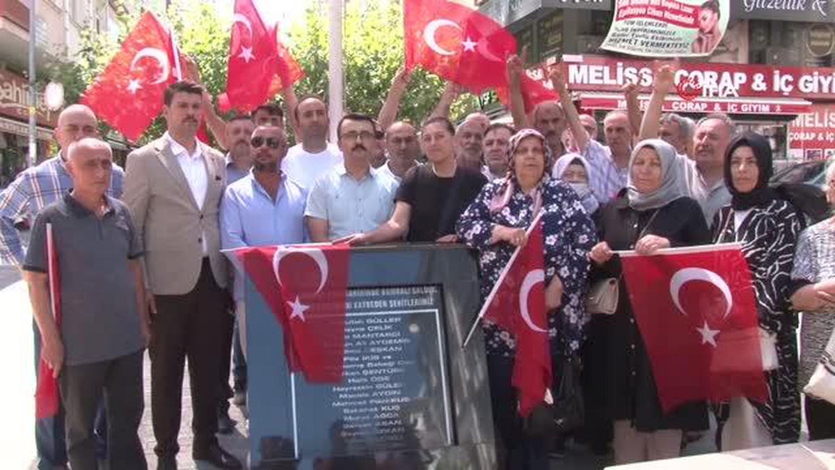 Güngören\'deki patlamanın zanlısı etkisiz hale getirilince mağdur yakınları bayraklarla olay yerinde toplandı