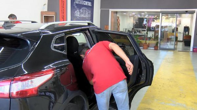 İkinci el otomobilde en çok yapılan hile: Gösterge panelini söküp, arkadan matkapla kilometreyi düşürüyorlar İkinci el otomobilde en çok yapılan hile: Gösterge panelini söküp, arkadan matkapla kilometreyi düşürüyorlar