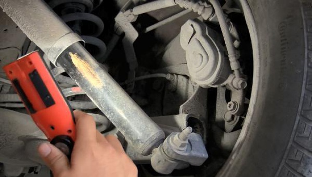 İkinci el otomobilde en çok yapılan hile: Gösterge panelini söküp, arkadan matkapla kilometreyi düşürüyorlar İkinci el otomobilde en çok yapılan hile: Gösterge panelini söküp, arkadan matkapla kilometreyi düşürüyorlar