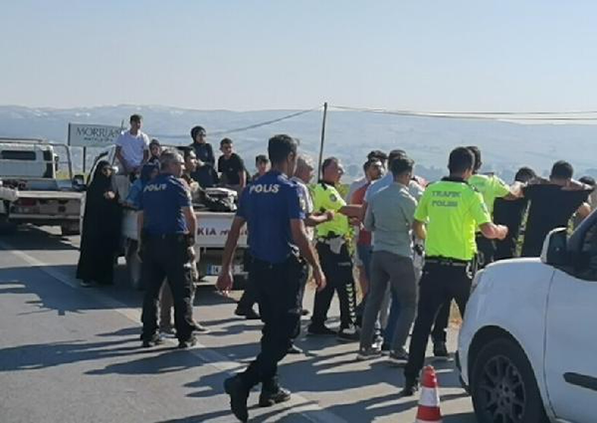 Kamyonetinin kasasında 20 kişiyi taşıyan sürücü, aracı trafikten menedilince polisle tartıştı
