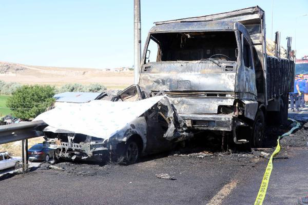 Kamyonun çarptığı otomobilde ölen 2 kişinin kimlikleri belli oldu