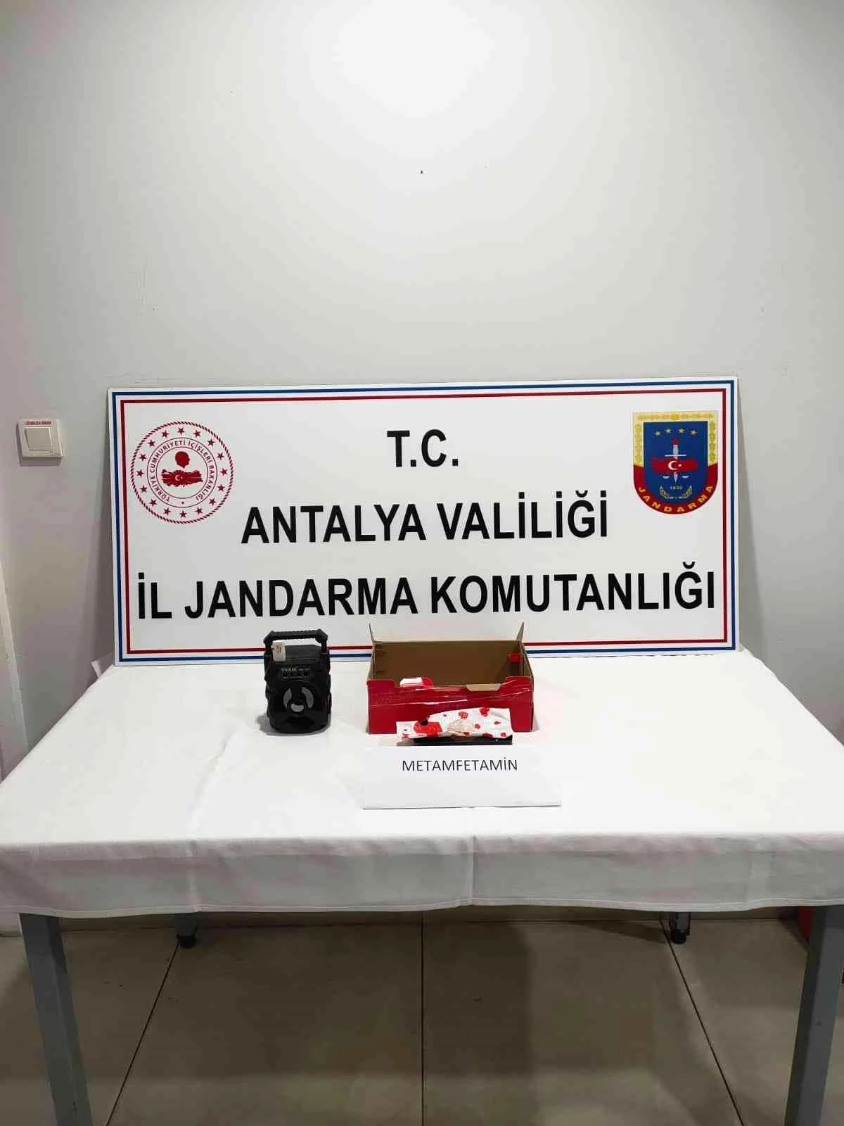 Kargoyla gelen uyuşturucuya jandarmaya takıldı