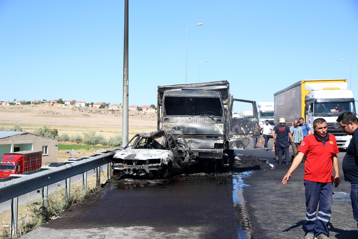 Kayseri\'deki trafik kazasında ölen 2 kişinin kimlikleri tespit edildi