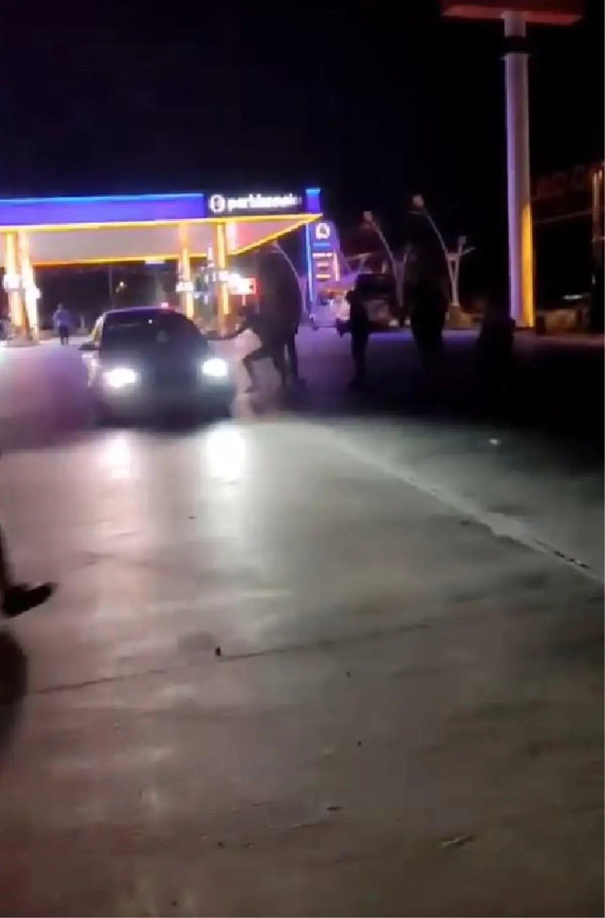 Kaza yerinden kaçarken kendisini durdurmak isteyenlerin üzerine aracını sürdü