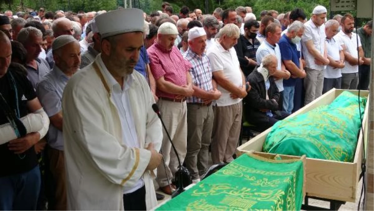 Yürek yakan kaza! Kız istemeden dönen anne ile oğlu devrilen araçta yaşamını yitirdi