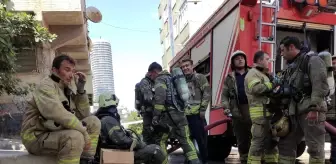 Küçükçekmece'de binanın çatısında çıkan yangın söndürüldü