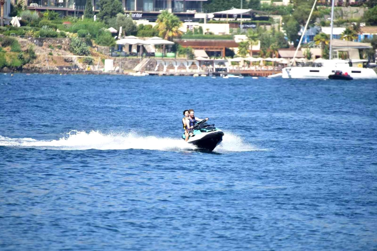 Merve Boluğur\'dan jet ski şov