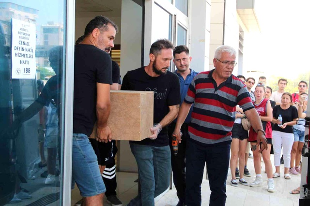 Motosiklet kazasında ölen genç öğretmenin cenazesi, gözyaşları içinde alındı Motosiklet kazasında ölen genç öğretmenin cenazesi, gözyaşları içinde alındı