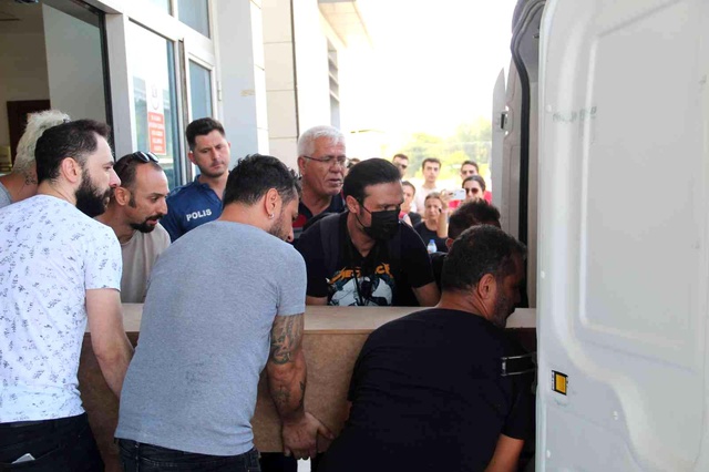 Motosiklet kazasında ölen genç öğretmenin cenazesi, gözyaşları içinde alındı Motosiklet kazasında ölen genç öğretmenin cenazesi, gözyaşları içinde alındı