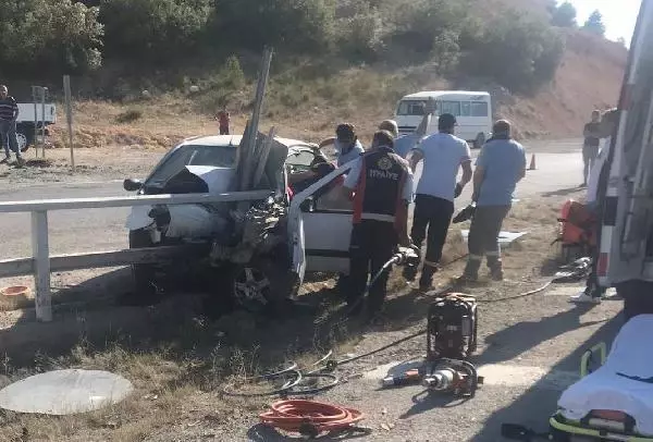 Otomobiliyle bariyerlere çarparak ölen genç kızın yeni nişanlanmış Otomobiliyle bariyerlere çarparak ölen genç kızın yeni nişanlanmış