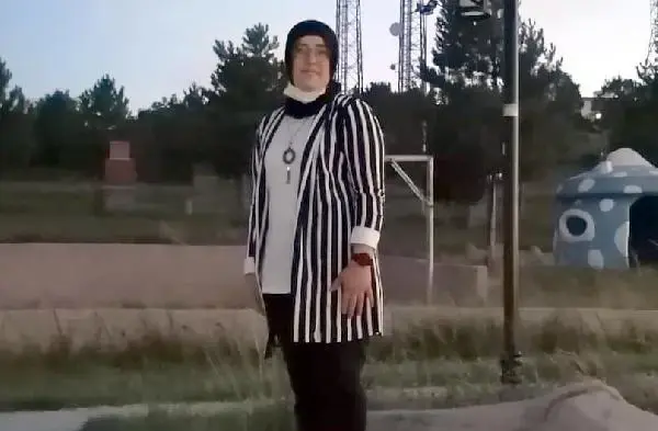 Otomobiliyle bariyerlere çarparak ölen genç kızın yeni nişanlanmış Otomobiliyle bariyerlere çarparak ölen genç kızın yeni nişanlanmış