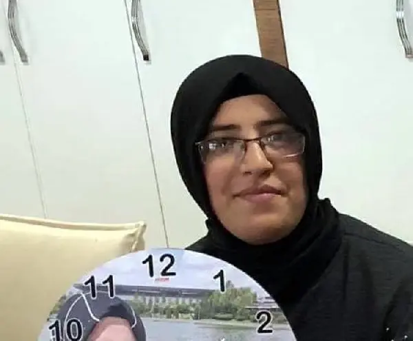 Otomobiliyle bariyerlere çarparak ölen genç kızın yeni nişanlanmış Otomobiliyle bariyerlere çarparak ölen genç kızın yeni nişanlanmış