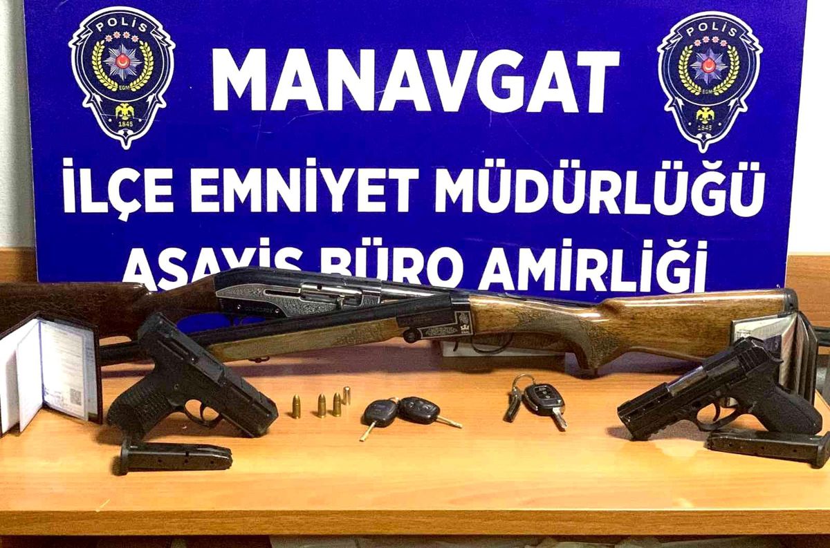 Polisin arama yaptığı ikamette ruhsatsız tabanca ve tüfek ele geçirildi