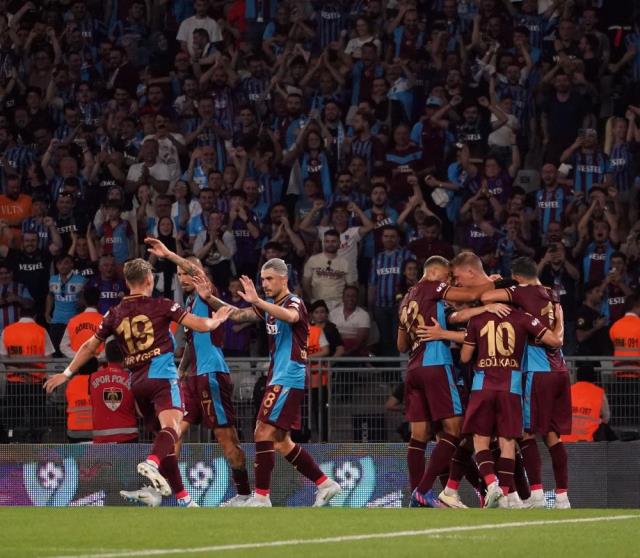 Trabzonspor, Sivasspor'u farklı yenerek Süper Kupa'nın sahibi oldu Trabzonspor, Sivasspor'u farklı yenerek Süper Kupa'nın sahibi oldu