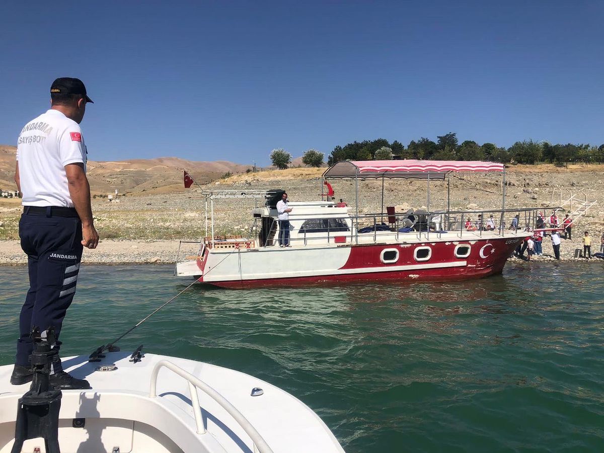 Tunceli\'de baraj gölünde mahsur kalan vatandaşları jandarma kurtardı
