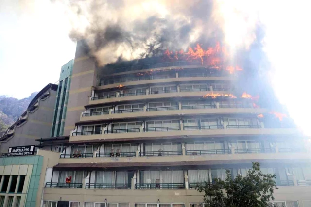 Uygulama otelinin yanan odaları görüntülendi