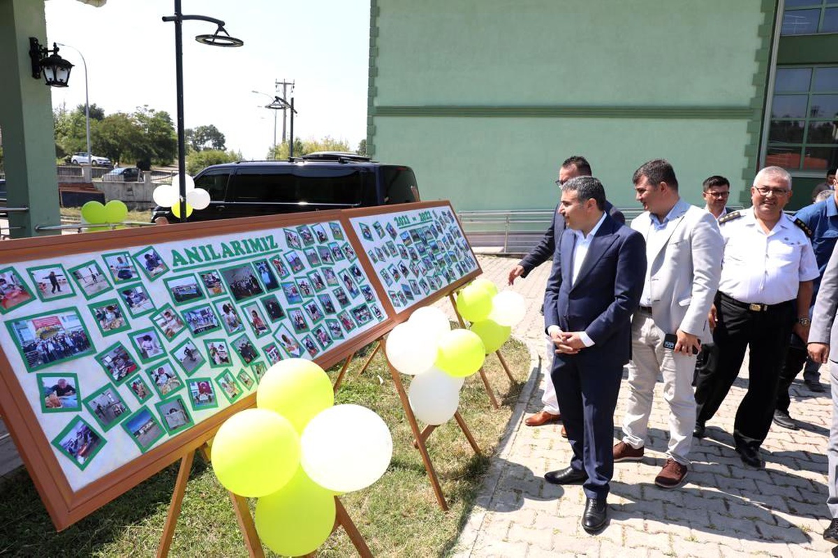 Vali Cevdet Atay yıl sonu gösterilerine katıldı