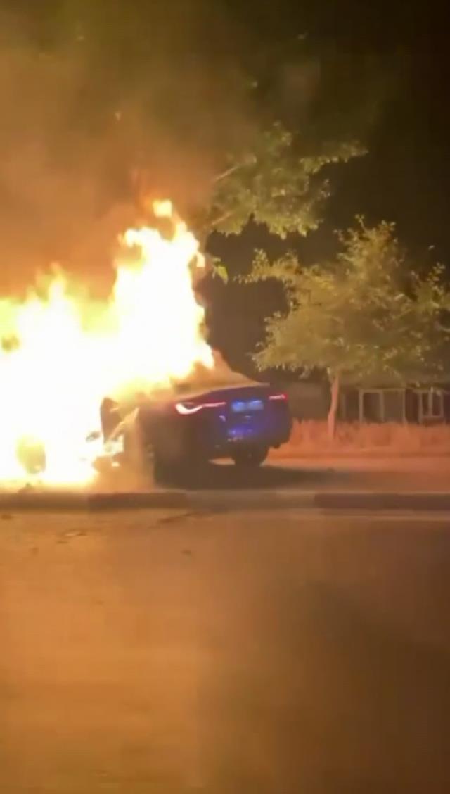 Yarışın sonu ölümle bitti! Ağaca çarpan lüks otomobilin içinde yanarak can verdi Yarışın sonu ölümle bitti! Ağaca çarpan lüks otomobilin içinde yanarak can verdi
