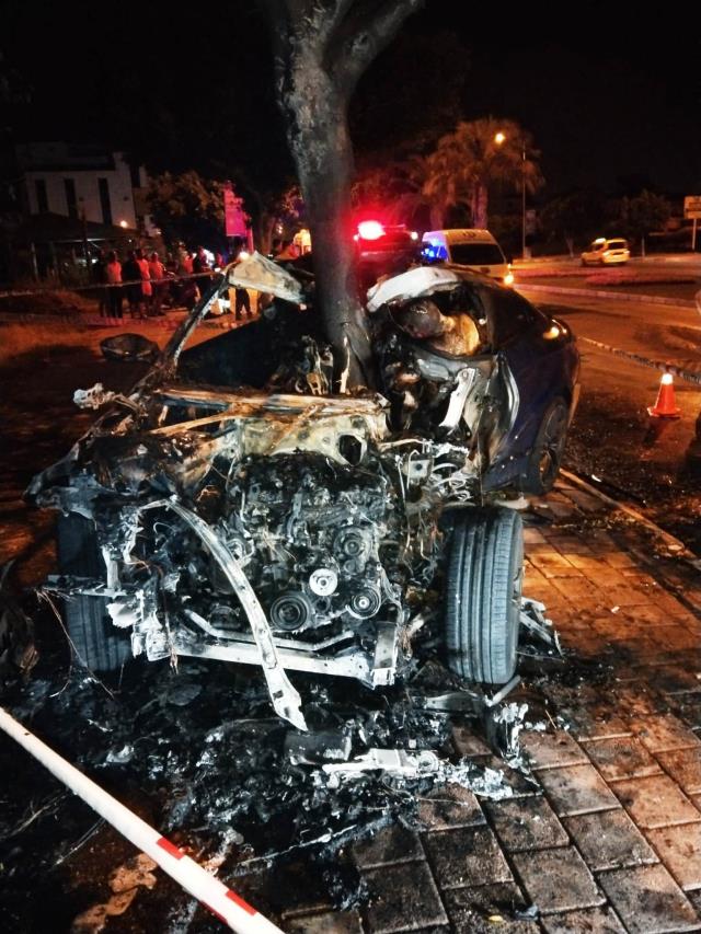 Yarışın sonu ölümle bitti! Ağaca çarpan lüks otomobilin içinde yanarak can verdi Yarışın sonu ölümle bitti! Ağaca çarpan lüks otomobilin içinde yanarak can verdi