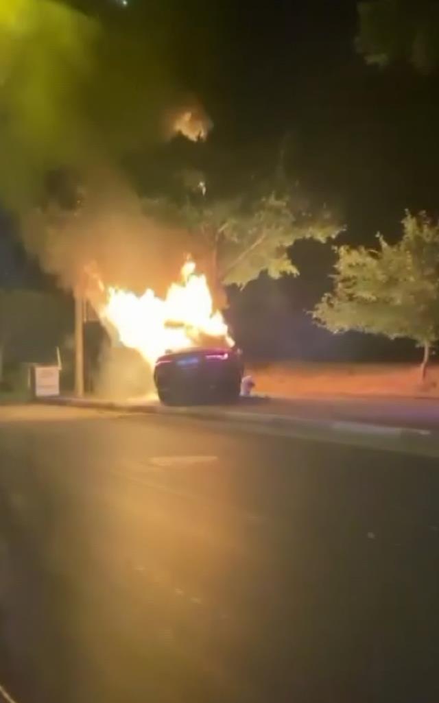 Yarışın sonu ölümle bitti! Ağaca çarpan lüks otomobilin içinde yanarak can verdi Yarışın sonu ölümle bitti! Ağaca çarpan lüks otomobilin içinde yanarak can verdi