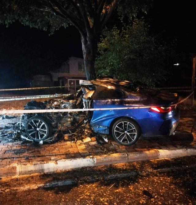 Yarışın sonu ölümle bitti! Ağaca çarpan lüks otomobilin içinde yanarak can verdi Yarışın sonu ölümle bitti! Ağaca çarpan lüks otomobilin içinde yanarak can verdi