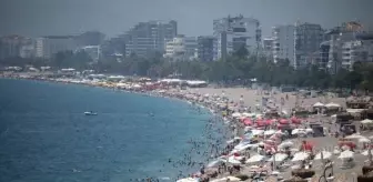 Yüksek nem bunalttı, tatilciler sahilleri doldurdu