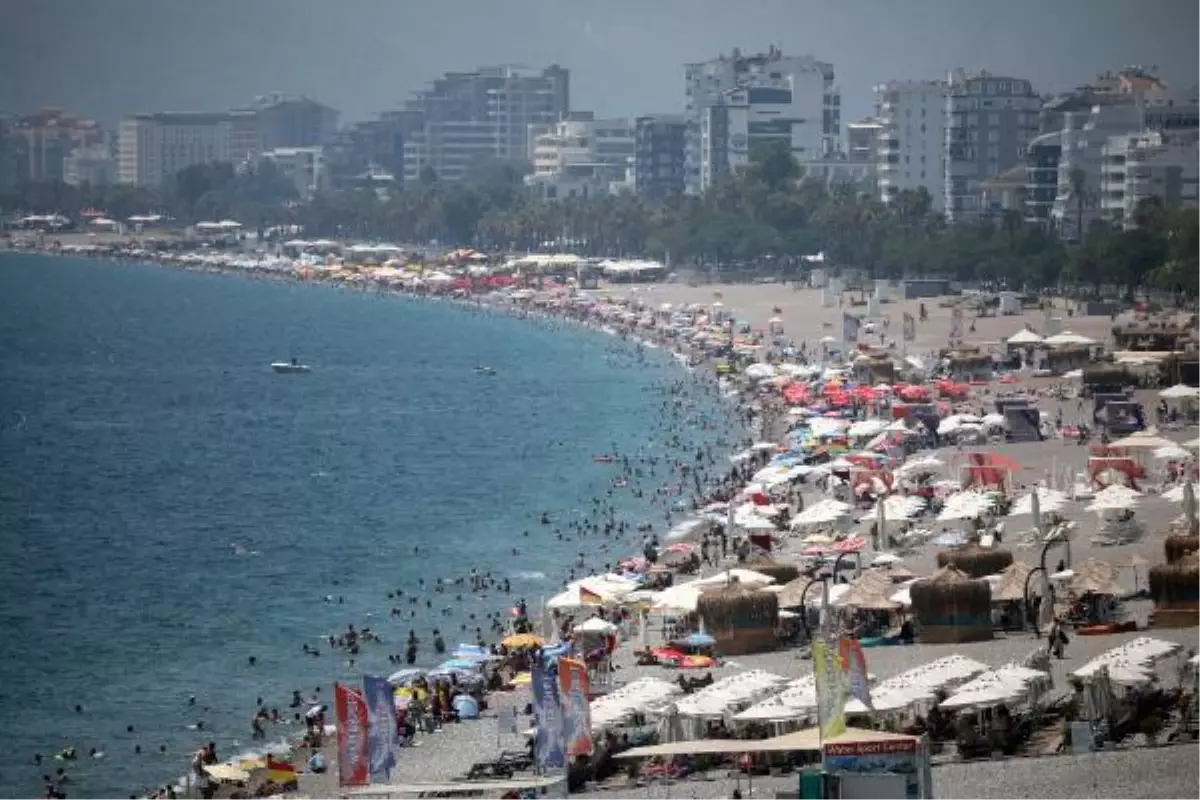 Yüksek nem bunalttı, tatilciler sahilleri doldurdu