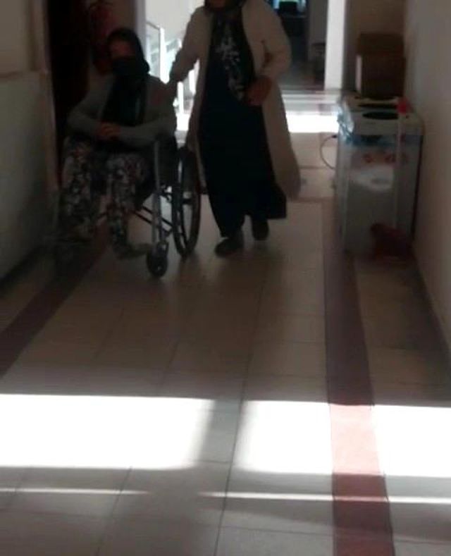 Tekerlekli sandalyedeki dilenci, zabıtanın korkusuyla yürümeye başladı Tekerlekli sandalyedeki dilenci, zabıtanın korkusuyla yürümeye başladı