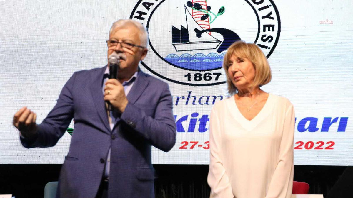 3. Burhaniye Kitap Fuarı Devam Ediyor