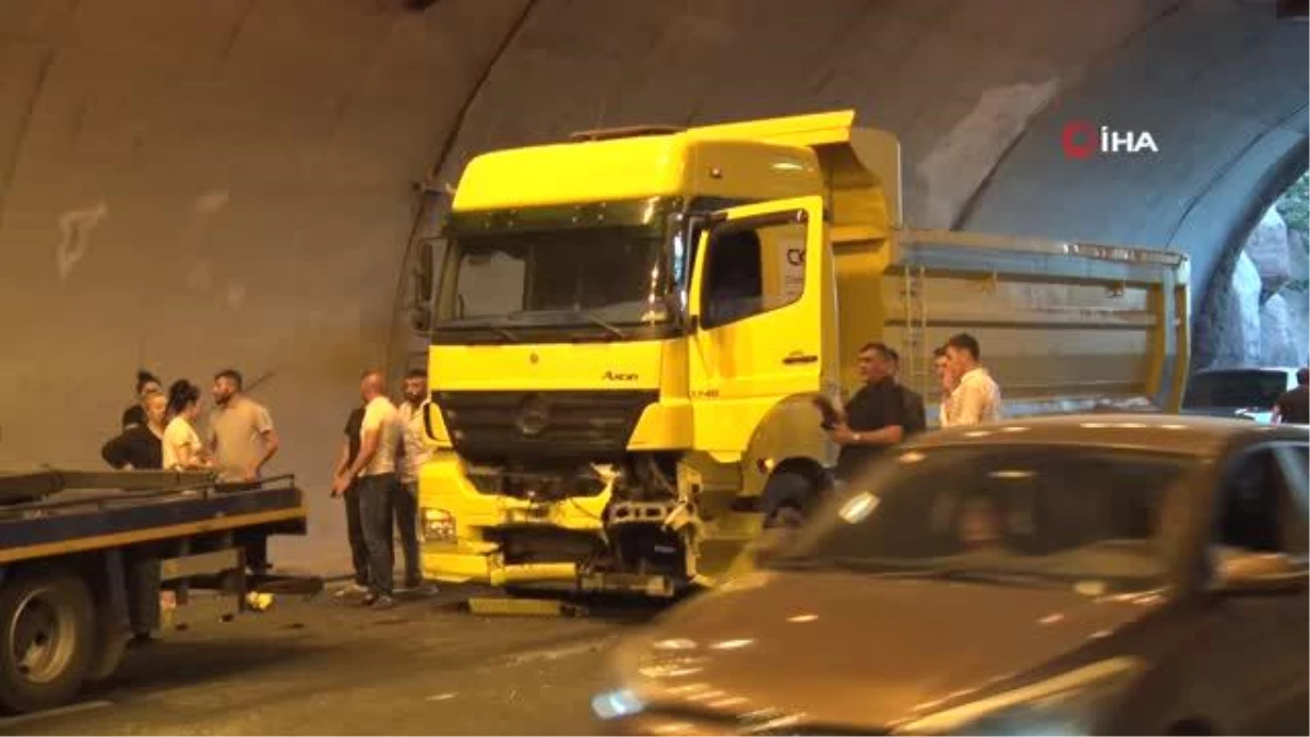 Ankara\'da otomobil belediye otobüsünün altına girdi: 3 yaralı