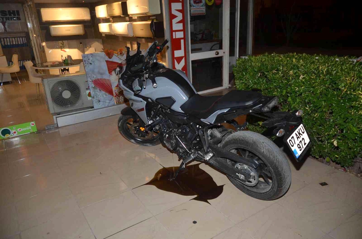 Antalya\'da motosiklet refüje çarptı: 2 yaralı