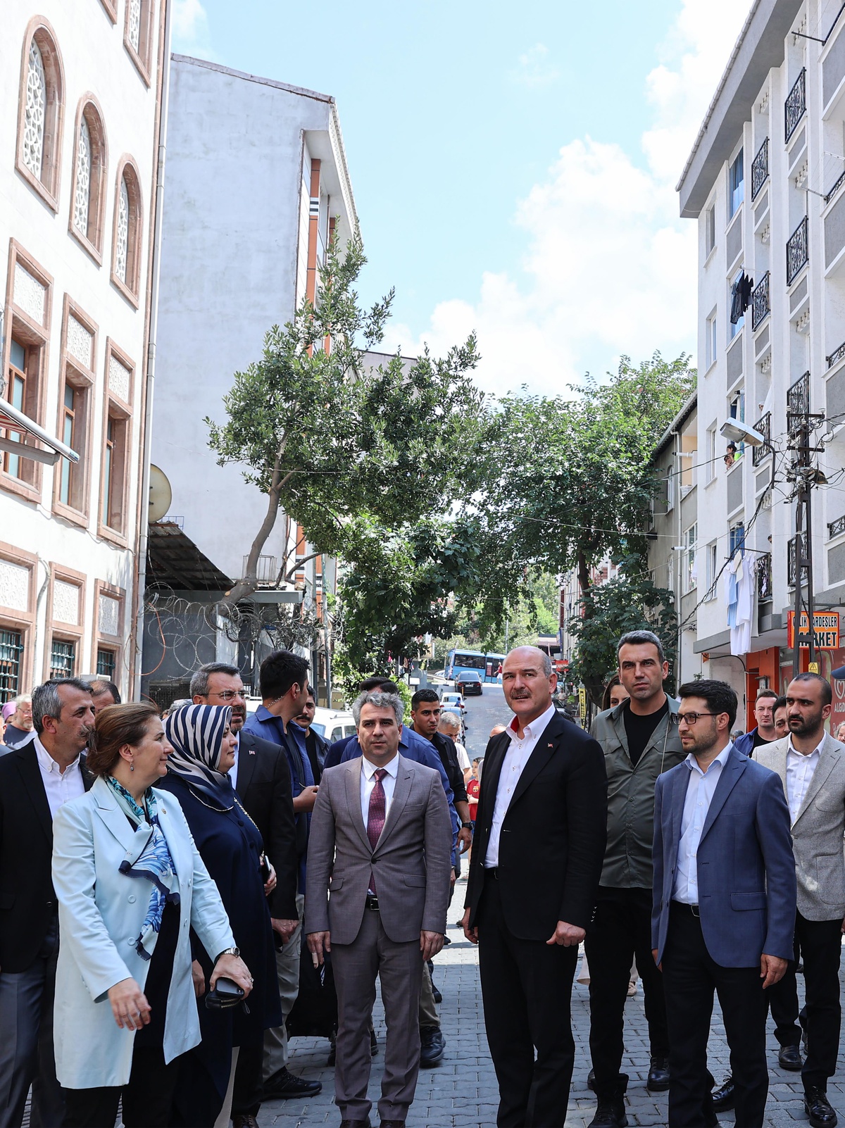 Bakan Soylu, Esenyurt\'ta selden etkilenen bölgede inceleme yaptı