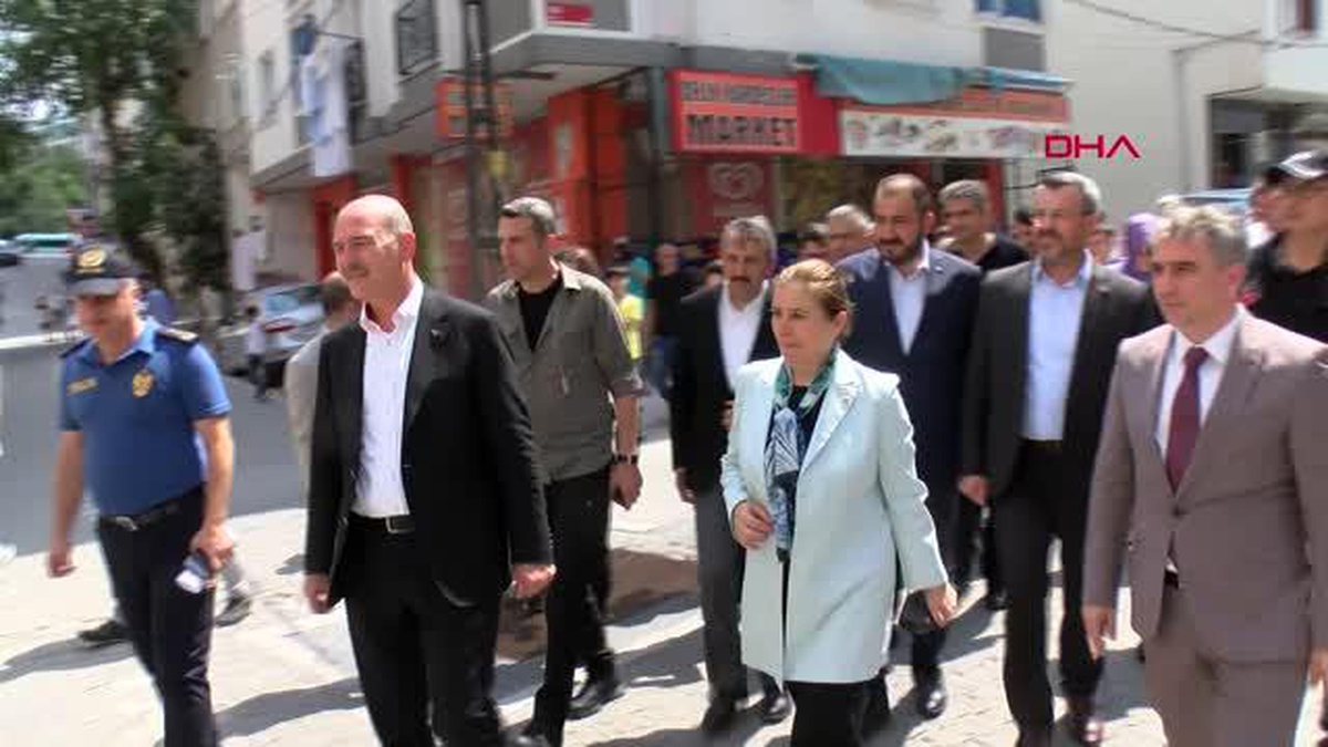 BAKAN SOYLU ESENYURT\'TA SU BASKINI YAŞANAN MAHALLELERDE İNCELEMEDE BULUNDU