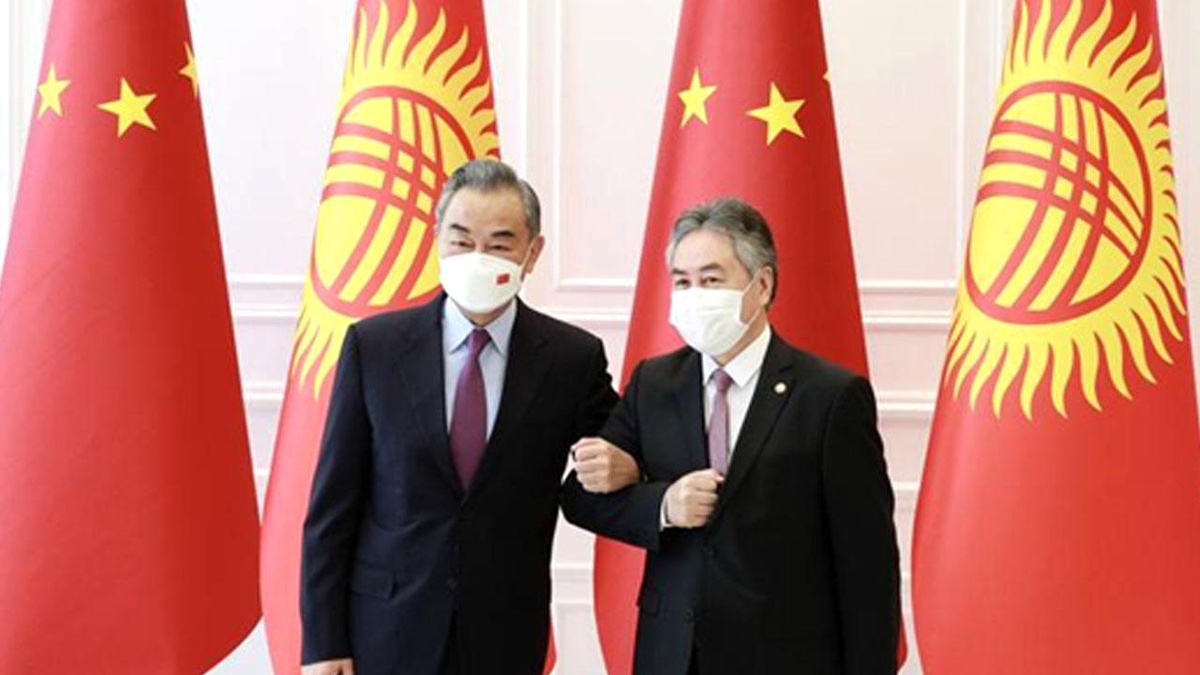 Kırgızistan Cumhurbaşkanı, Çin Dışişleri Bakanı\'nı Kabul Etti