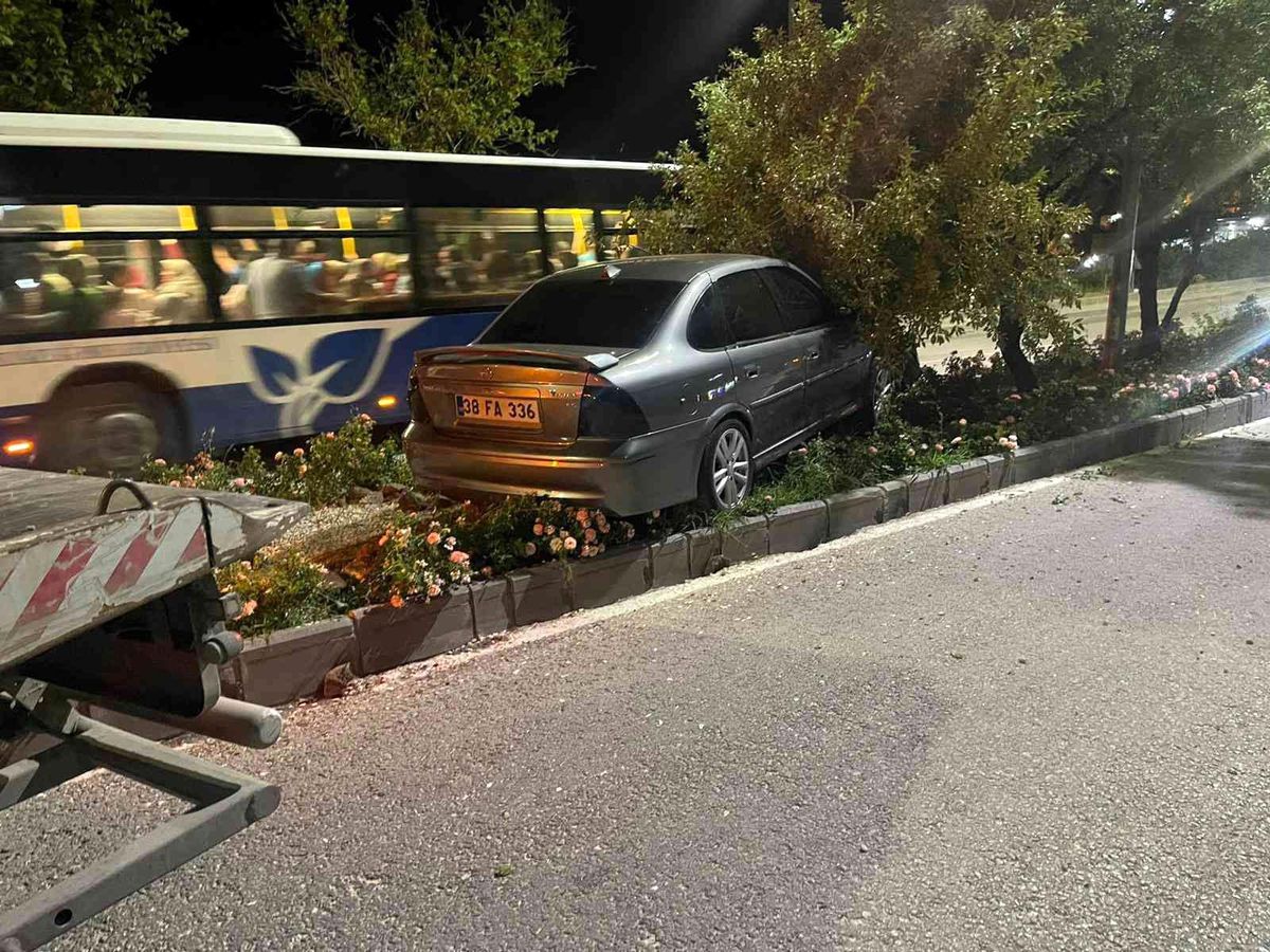 Elazığ\'da virajı alamayan otomobil refüje çıkarak ağaca çarptı