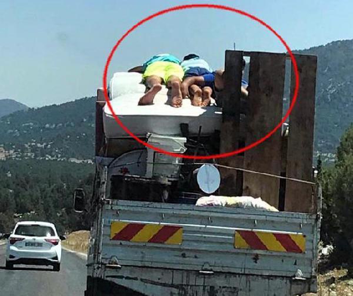 Muğla\'da eşya yüklü kamyonetin arkasında yolculuk yapan 3 kişi korku dolu anlar yaşattı