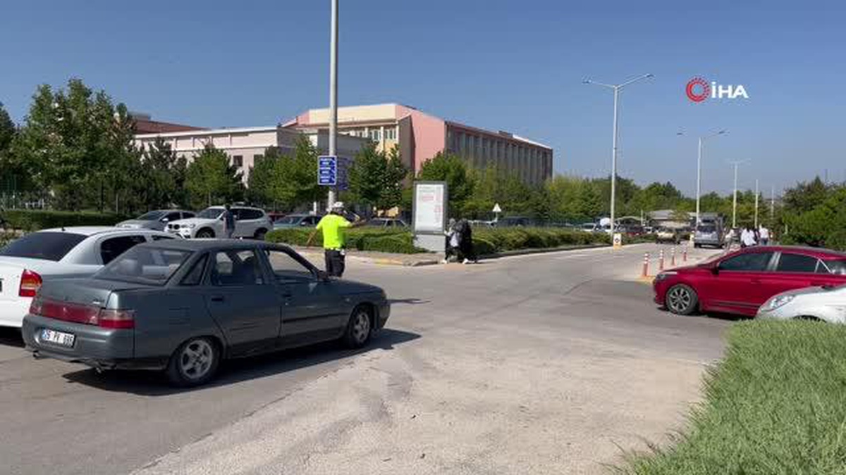 Geç kaldığı sınava girebilmek için kapıyı zorladı, camlara vurdu