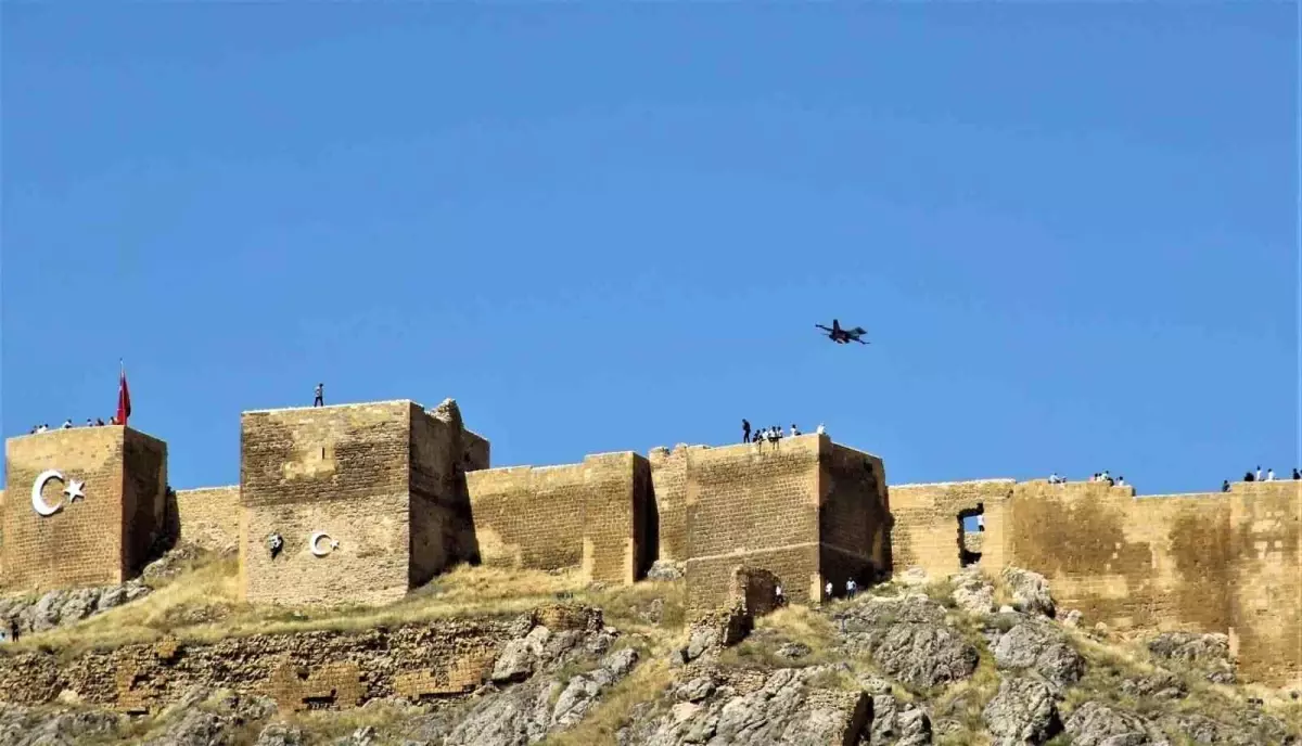 Gökyüzünün çelik kanatları Bayburt semalarında