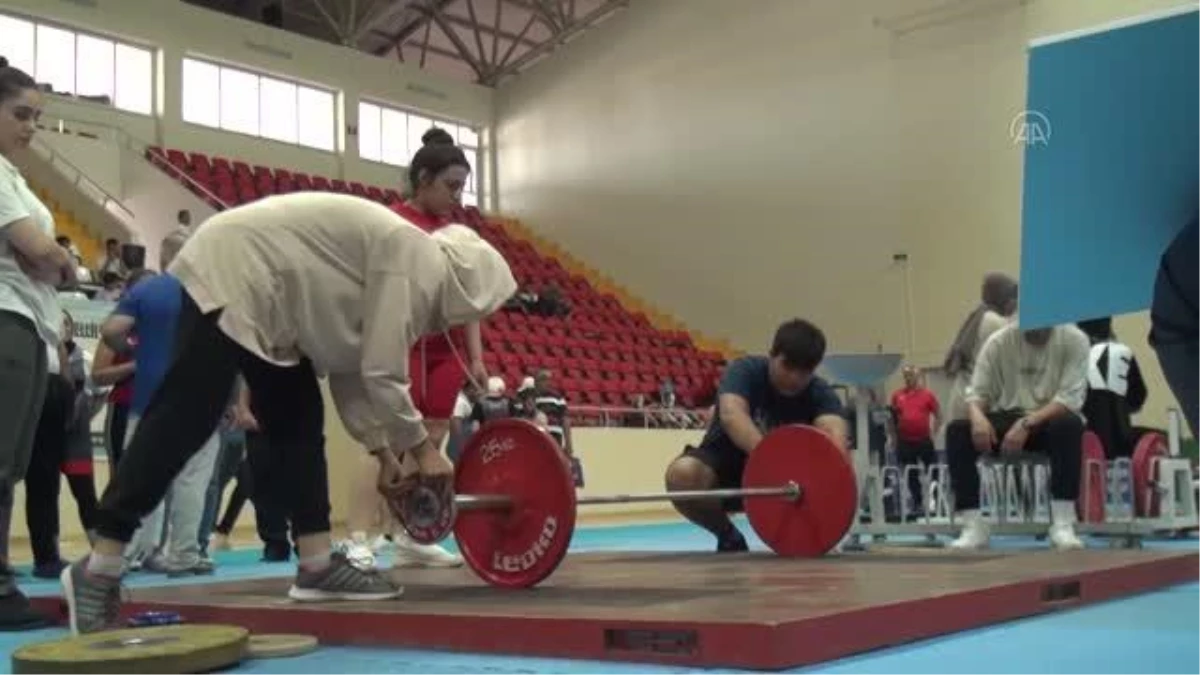 Osmaniye\'de düzenlenen Görme Engelliler Halter Türkiye Şampiyonası sona erdi