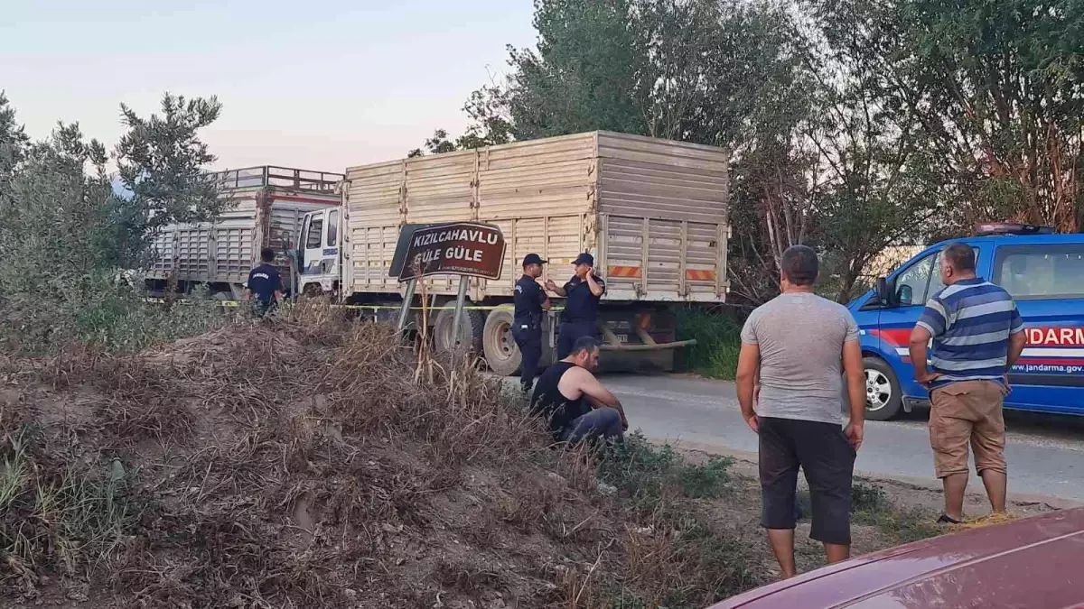 İzmir\'de 2 kamyonun arasında sıkışan şahıs hayatını kaybetti