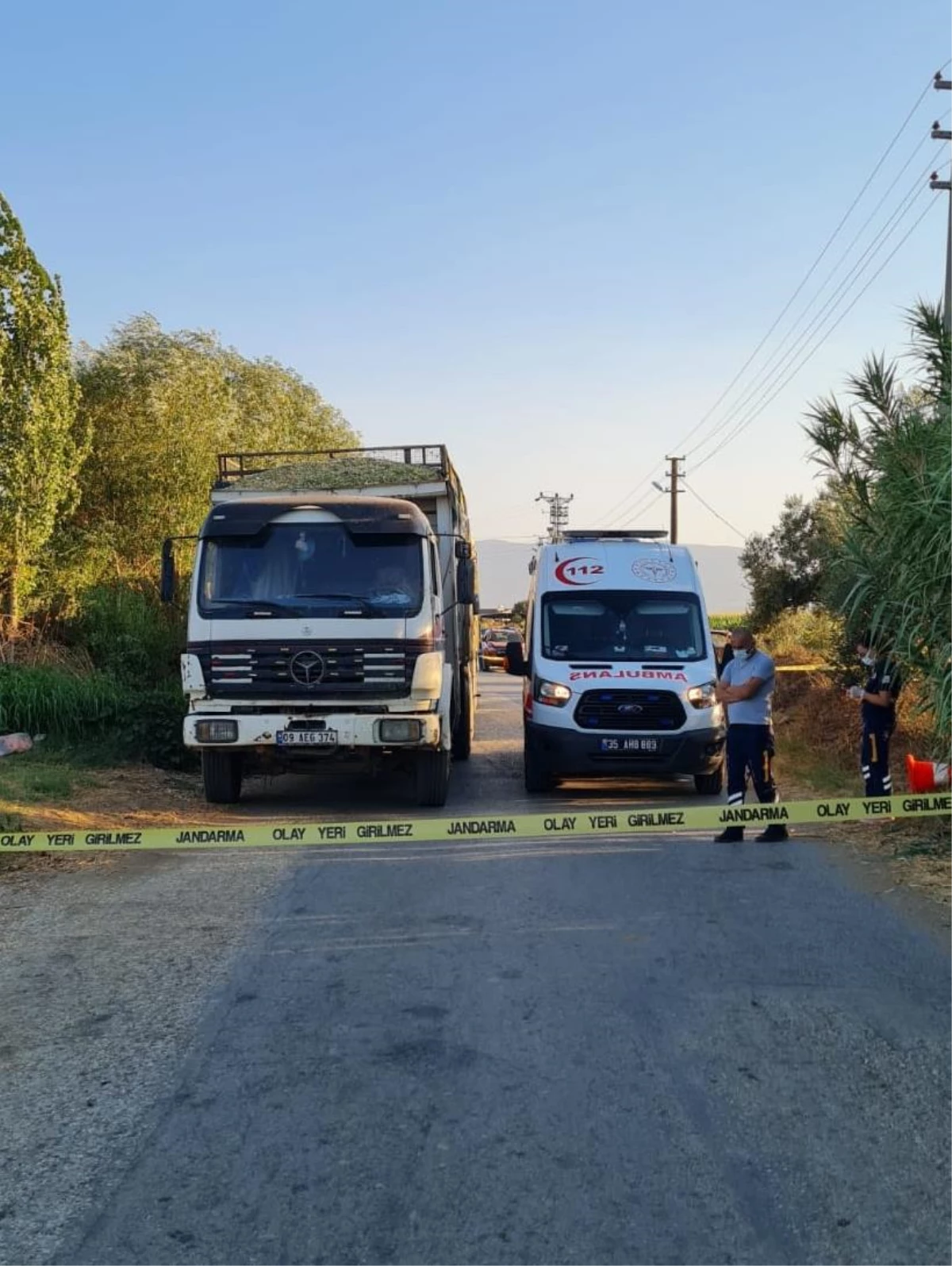 İzmir\'de kamyonetler arasında sıkışan kişi öldü