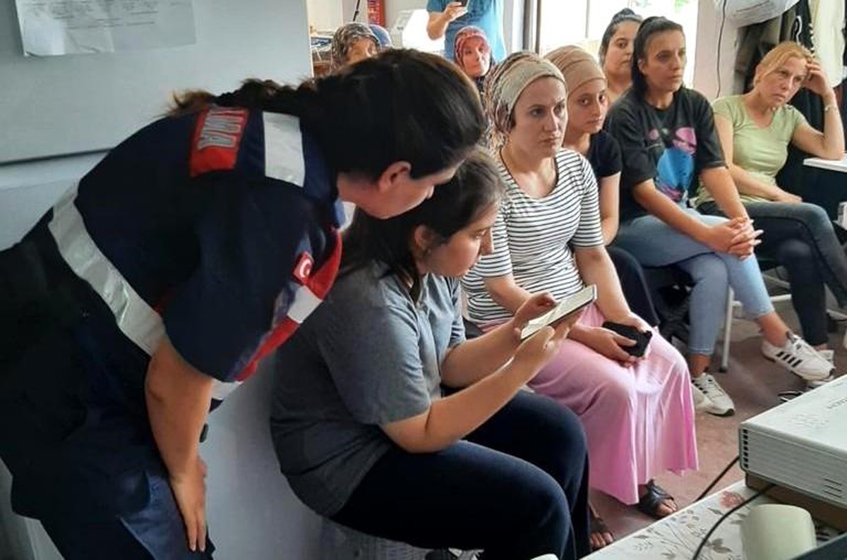 Kadınların telefonlarına KADES yüklendi