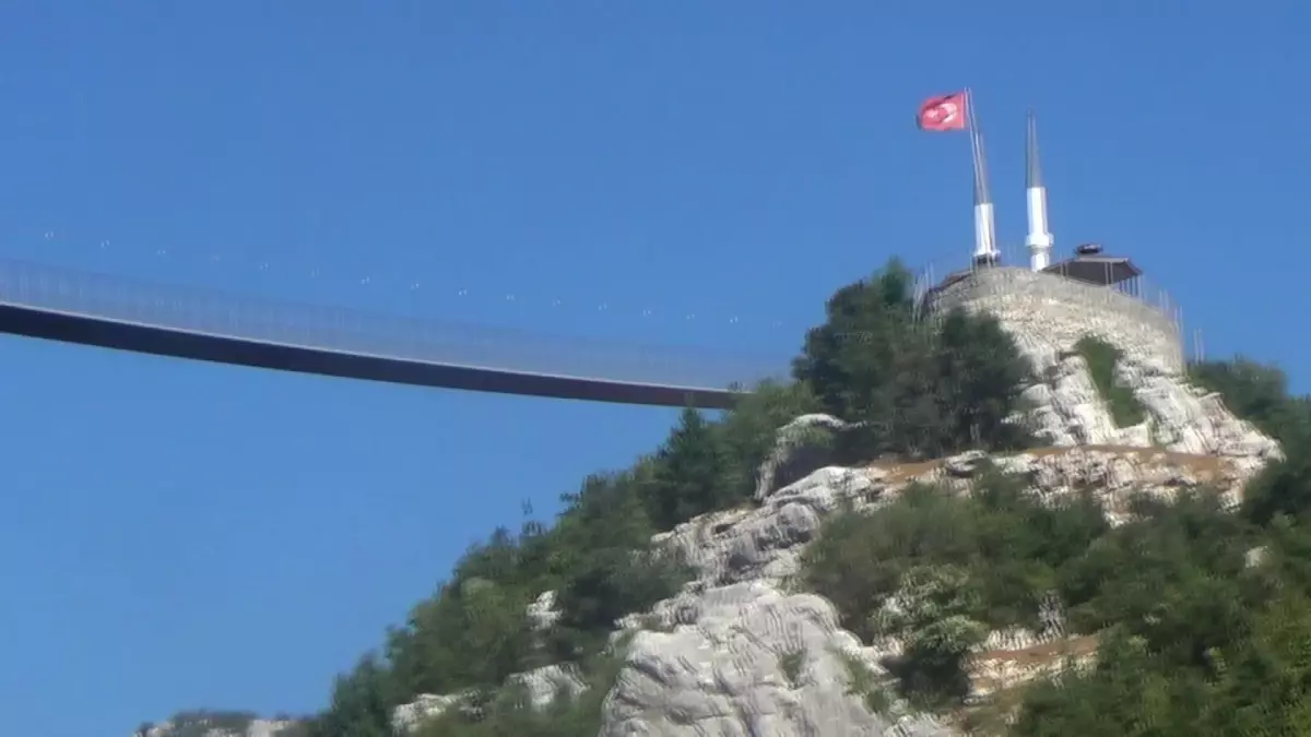 Kışın Kar Nedeniyle Zarar Gören Asma Köprünün Tamir Edilmemesini Protesto İçin Şiir Yazdı