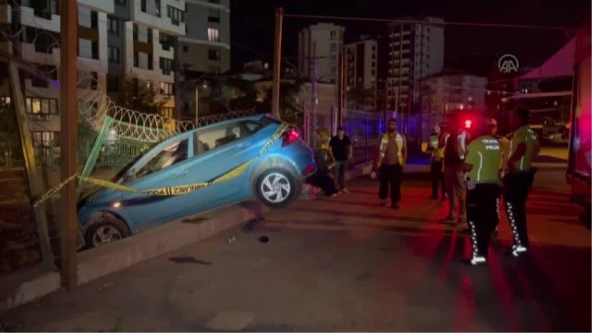 Kontrolden çıkan otomobil Marmaray\'ın tel örgüsünde asılı kaldı